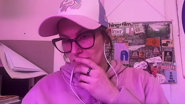 Snapshot of NikkixNight chatting on 03-18-25, 01:24 NikkixNight online show from 03-18-25, 01:24