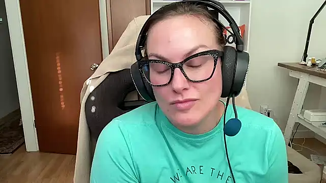 Snapshot of NikkixNight chatting on 11-04-25, 05:50 NikkixNight online show from 11-04-25, 05:50