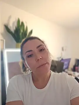 Ellie-L-Elizabeth online show from 06-06-26, 03:06
