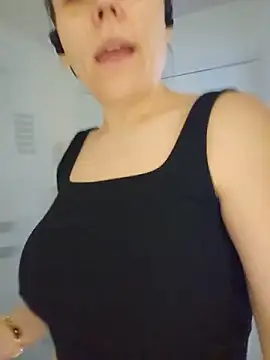 Ellie-L-Elizabeth online show from 05-13-26, 03:52