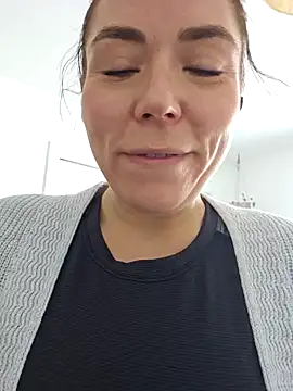 Ellie-L-Elizabeth online show from 01-28-25, 04:08