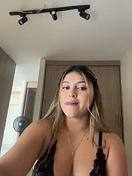 lunablossom  online show from 04-14-26, 06:02