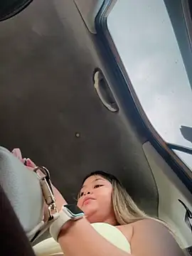 lunablossom  online show from 04-15-26, 07:58