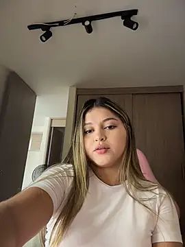 lunablossom  online show from 03-27-26, 06:31