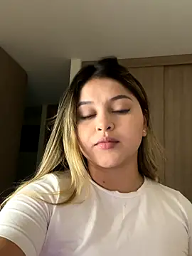 lunablossom  online show from 12-20-25, 01:41