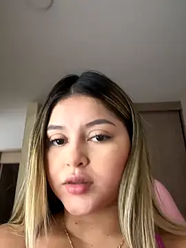 lunablossom  online show from 11-19-25, 05:46