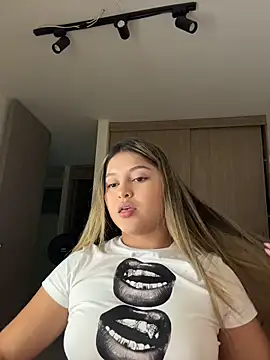 lunablossom  online show from 03-25-26, 12:22