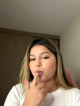 lunablossom  online show from 09-26-25, 12:50