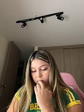 lunablossom  online show from 02-19-26, 12:18