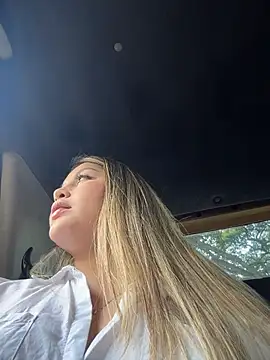 lunablossom  online show from 02-21-26, 10:23