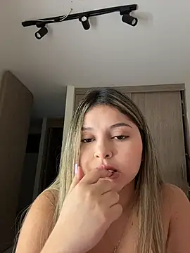 lunablossom  online show from 03-11-26, 11:32