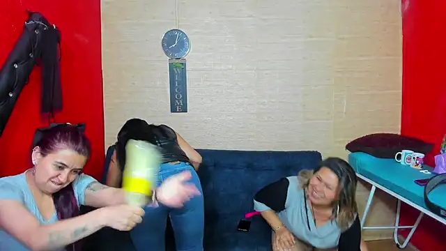 Snapshot of lesbiancuple chatting on 09-28-25, 01:01 lesbiancuple online show from 09-28-25, 01:01