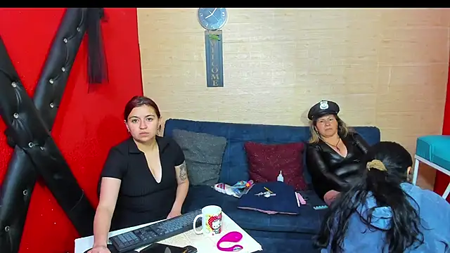 Snapshot of lesbiancuple chatting on 10-22-25, 01:05 lesbiancuple online show from 10-22-25, 01:05