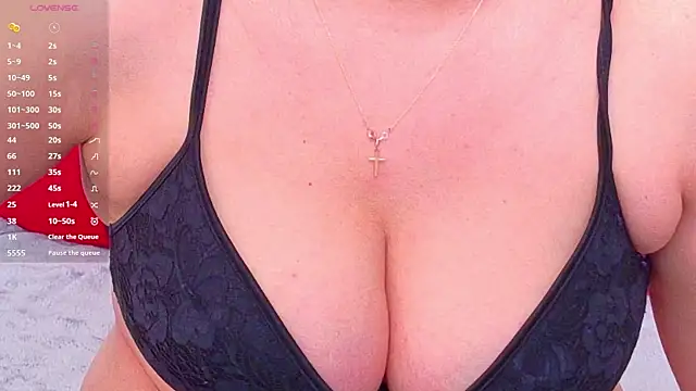 Snapshot of KarinaNoir chatting on 06-19-26, 03:56 KarinaNoir online show from 06-19-26, 03:56