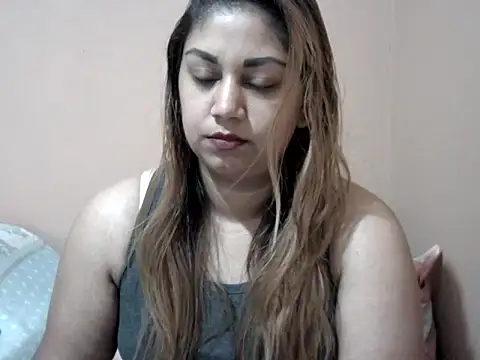 Snapshot of bellachow10 chatting on 12-18-25, 10:52 bellachow10 online show from 12-18-25, 10:52