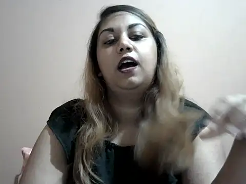 Snapshot of bellachow10 chatting on 11-09-25, 01:15 bellachow10 online show from 11-09-25, 01:15