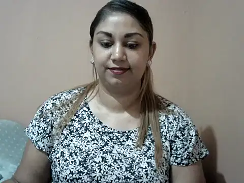 Snapshot of bellachow10 chatting on 12-16-25, 10:19 bellachow10 online show from 12-16-25, 10:19