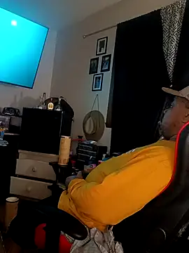 Snapshot of yellowwetfox chatting on 12-29-24, 02:38 yellowwetfox online show from 12-29-24, 02:38