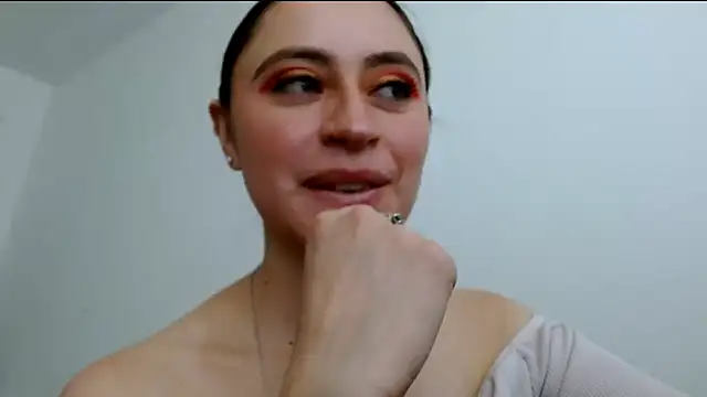 Snapshot of Juls_winter_ chatting on 07-06-26, 06:21 Juls winter online show from 07-06-26, 06:21