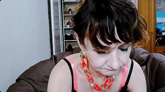 Snapshot of AnnieEltgant chatting on 12-01-24, 04:45 AnnieEltgant online show from 12-01-24, 04:45