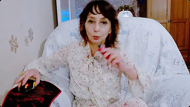 Snapshot of AnnieEltgant chatting on 12-20-24, 12:49 AnnieEltgant online show from 12-20-24, 12:49