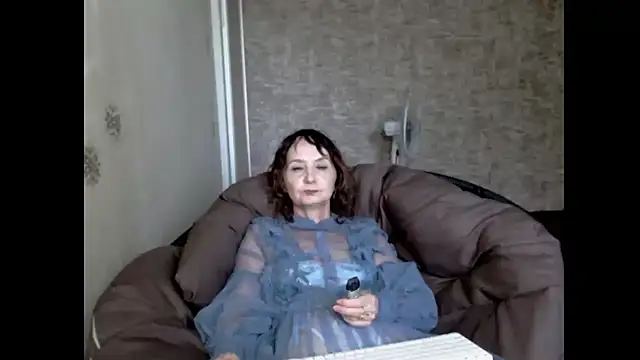 Snapshot of AnnieEltgant chatting on 06-21-26, 07:36 AnnieEltgant online show from 06-21-26, 07:36