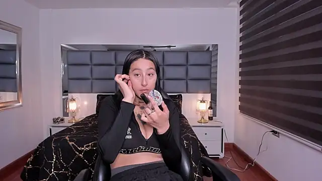 Mariana Joness online show from 11-10-25, 02:16