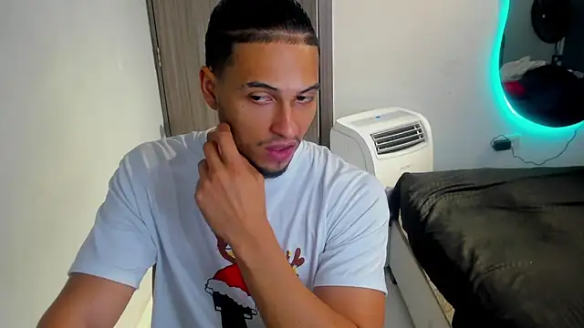 Snapshot of Kris_Khalifa69 chatting on 10-02-25, 05:00 Kris Khalifa69 online show from 10-02-25, 05:00