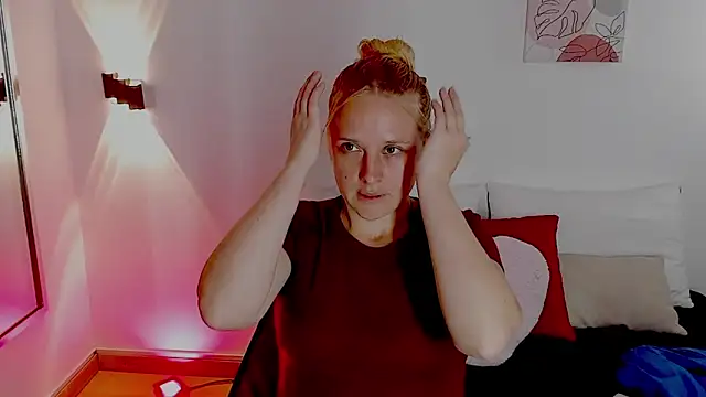 Snapshot of EmilySumer chatting on 05-15-26, 10:19 EmilySumer online show from 05-15-26, 10:19