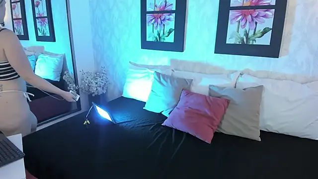 EmilySumer online show from 11-30-25, 01:39