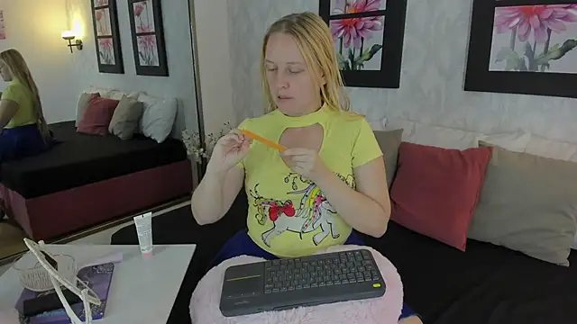 EmilySumer online show from 10-16-25, 04:32