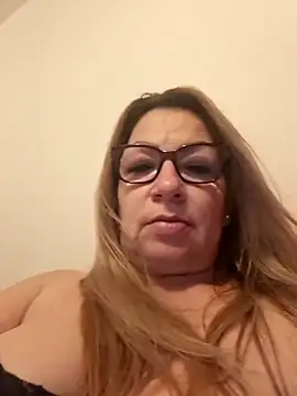 Snapshot of gisela27 chatting on 06-08-26, 05:52 gisela27 online show from 06-08-26, 05:52