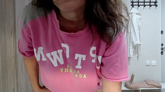 Snapshot of increible_della chatting on 10-21-25, 07:57 increible della online show from 10-21-25, 07:57