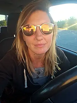 SheIsSomething online show from 12-05-25, 12:10