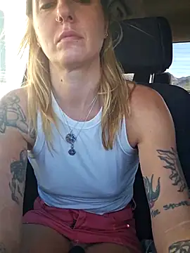 SheIsSomething online show from 10-22-25, 09:57