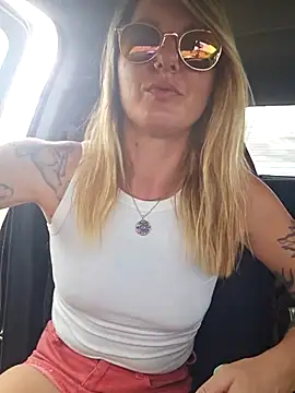 SheIsSomething online show from 03-09-26, 10:57