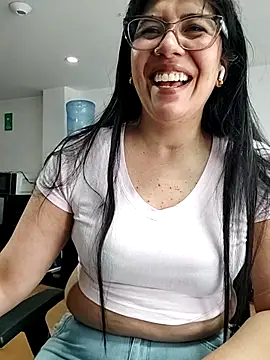 Snapshot of aisha_latina chatting on 06-25-26, 02:44 aisha latina online show from 06-25-26, 02:44