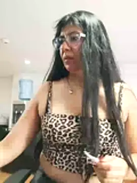 aisha latina online show from 10-31-25, 03:08