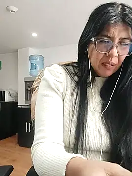 Snapshot of aisha_latina chatting on 05-27-26, 03:30 aisha latina online show from 05-27-26, 03:30