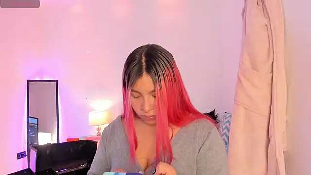 Snapshot of SophieRossi chatting on 11-08-25, 03:32 SophieRossi online show from 11-08-25, 03:32