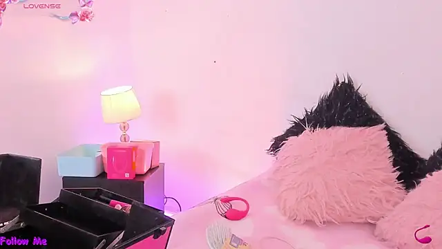 Snapshot of SophieRossi chatting on 11-20-25, 04:24 SophieRossi online show from 11-20-25, 04:24