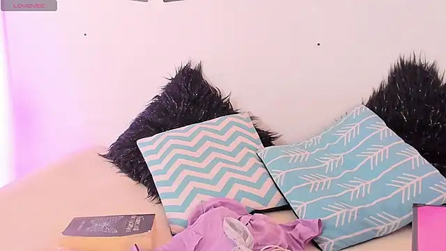 Snapshot of SophieRossi chatting on 10-28-25, 12:48 SophieRossi online show from 10-28-25, 12:48