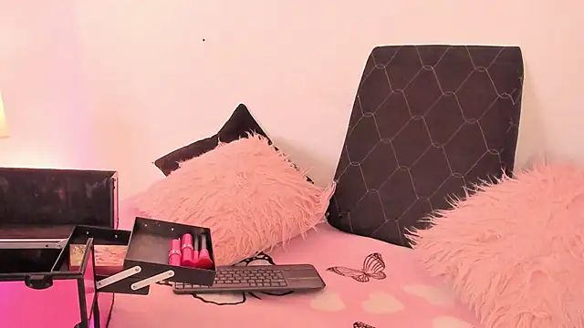 Snapshot of SophieRossi chatting on 11-26-25, 04:23 SophieRossi online show from 11-26-25, 04:23