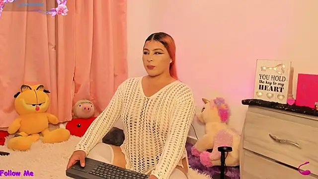 Snapshot of SophieRossi chatting on 02-12-26, 03:50 SophieRossi online show from 02-12-26, 03:50