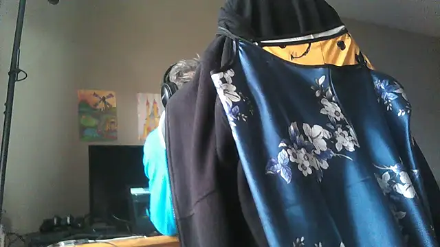 Sandra Potiche online show from 10-31-25, 01:19