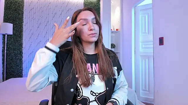 miataylorr1 online show from 12-05-25, 11:42