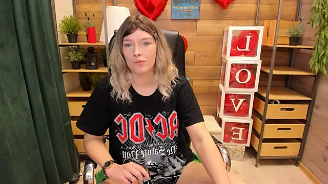 Snapshot of _fiona_Love chatting on 02-17-25, 08:38  fiona Love online show from 02-17-25, 08:38