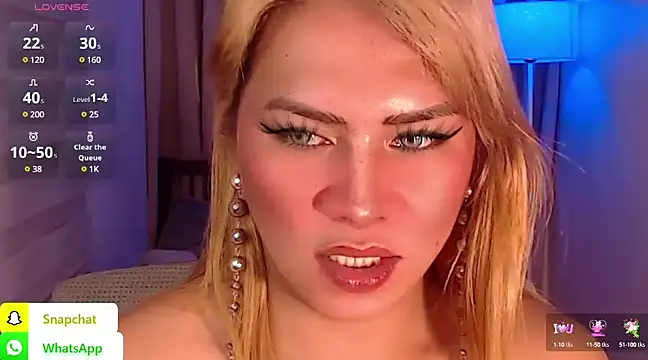 Snapshot of QUEEN_GIAMOORE69 chatting on 12-28-24, 03:04 QUEEN GIAMOORE69 online show from 12-28-24, 03:04