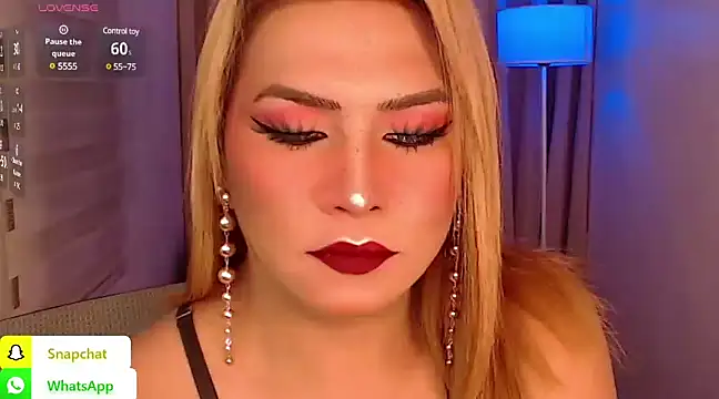 Snapshot of QUEEN_GIAMOORE69 chatting on 01-10-25, 09:42 QUEEN GIAMOORE69 online show from 01-10-25, 09:42