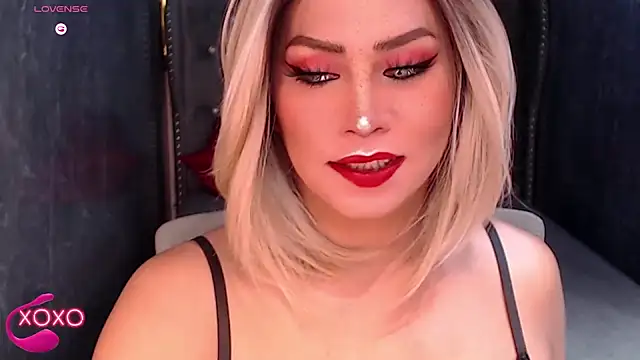 Snapshot of QUEEN_GIAMOORE69 chatting on 10-01-25, 08:35 QUEEN GIAMOORE69 online show from 10-01-25, 08:35